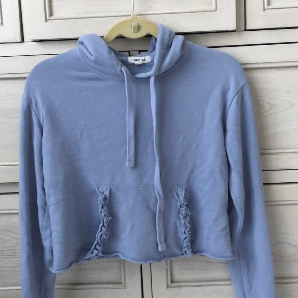 Cropped hoodie with ruffle pocket